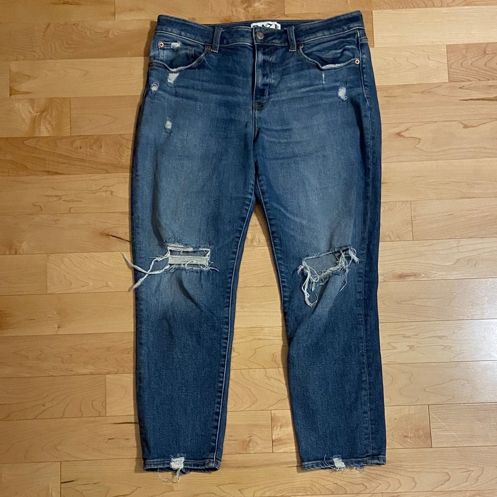 Trendy Distressed Ankle Jeans in Blue